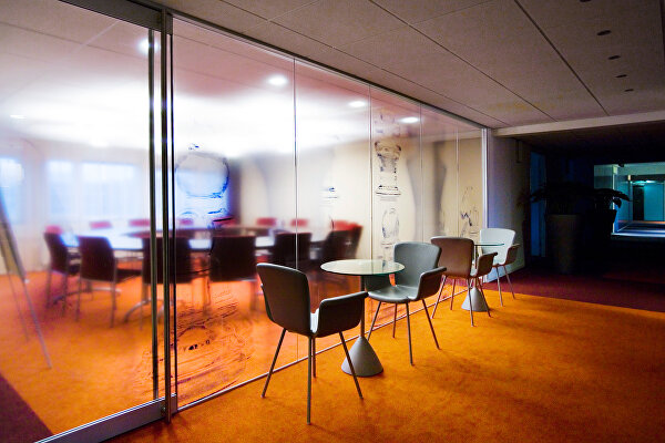 full colour geprinte transparante raamfolie op vergaderruimte | Visual Impact