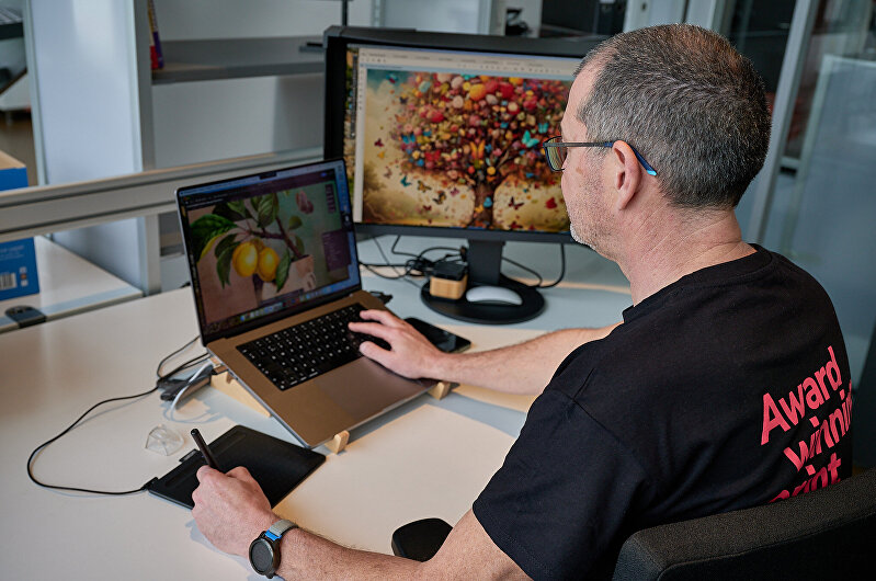 Onze printmaster Hans werkt aan productiebestanden | Visual Impact